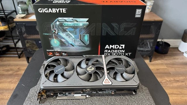 GIGABYTE Graphic Adapter Radeon RX 9070 XT 16GB GDDR6 GAMING OC ICE white